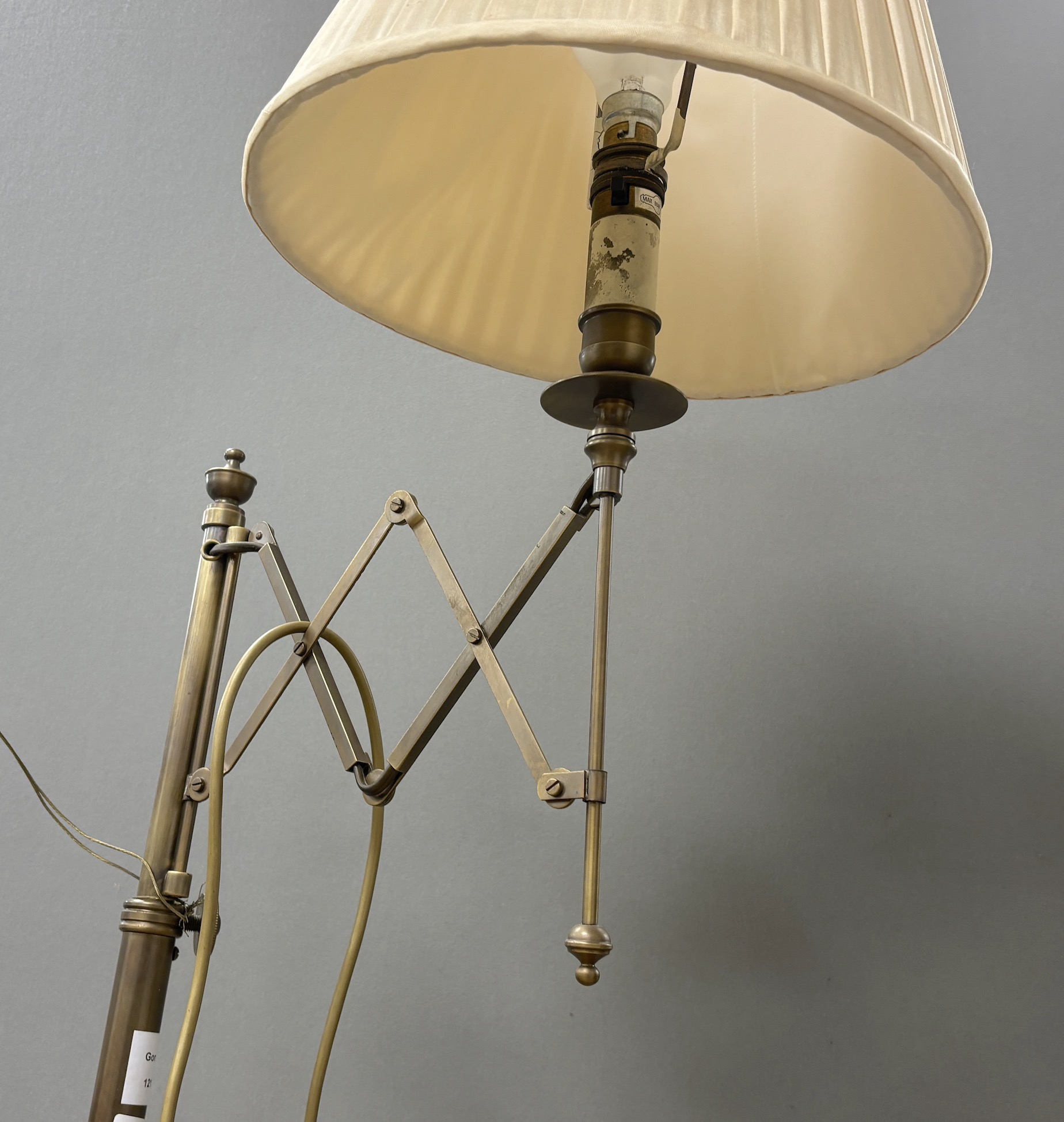 A telescopic lamp standard, height including shade 142cm